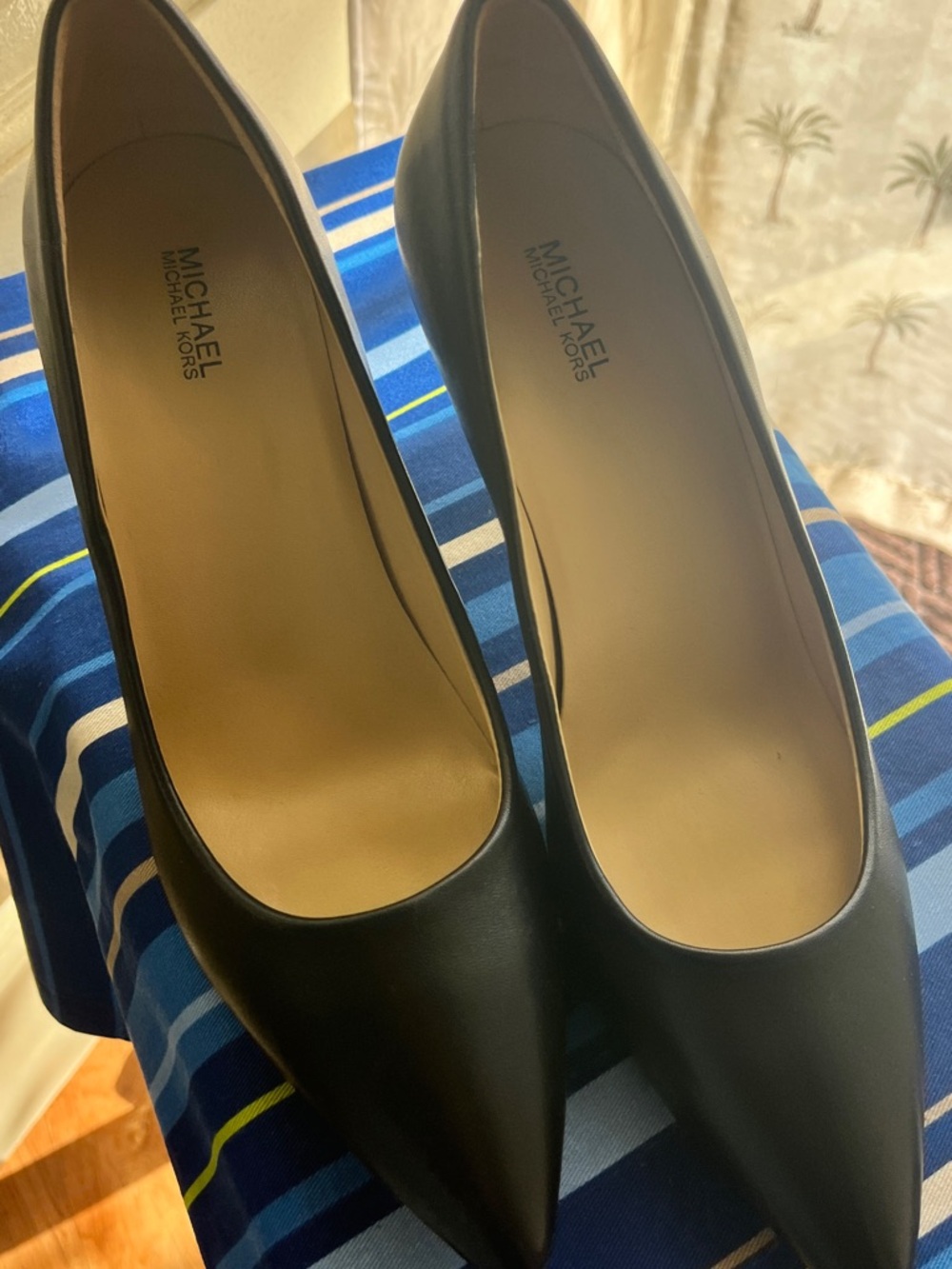 MICHAEL Michael Kors Black Pointed-Toe Leather Pumps - Classic Style